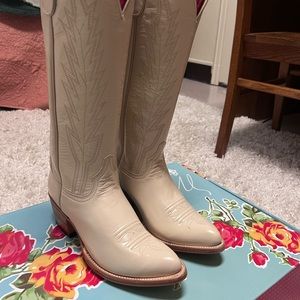 BRAND NEW macie bean white boots size 8